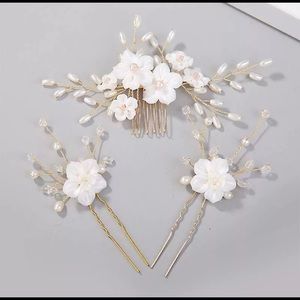 White Flowers bridal hair comb and pins